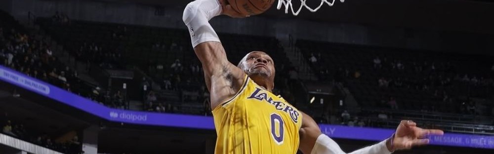  詹姆斯三双助湖人险胜马刺  