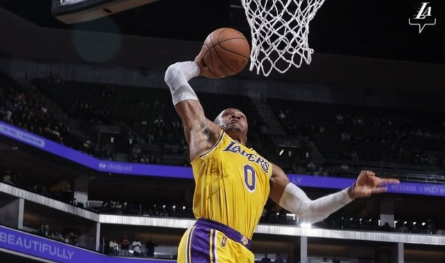  詹姆斯三双助湖人险胜马刺  