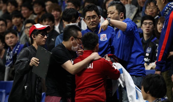  波鸿球迷横幅抗议俱乐部管理层  