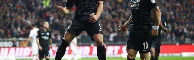  莱比锡红牛控球耐心传导，三角配合撕破铁桶阵型  