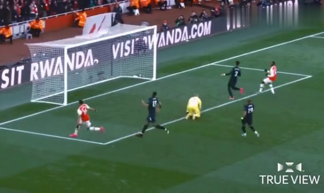  埃弗顿定位球战术显威，古迪逊公园球场连入两球