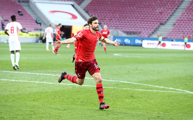  奥格斯堡后防默契十足，零失球纪录助力攀升积分榜  