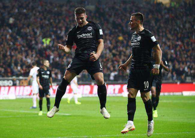  莱比锡红牛控球耐心传导，三角配合撕破铁桶阵型  